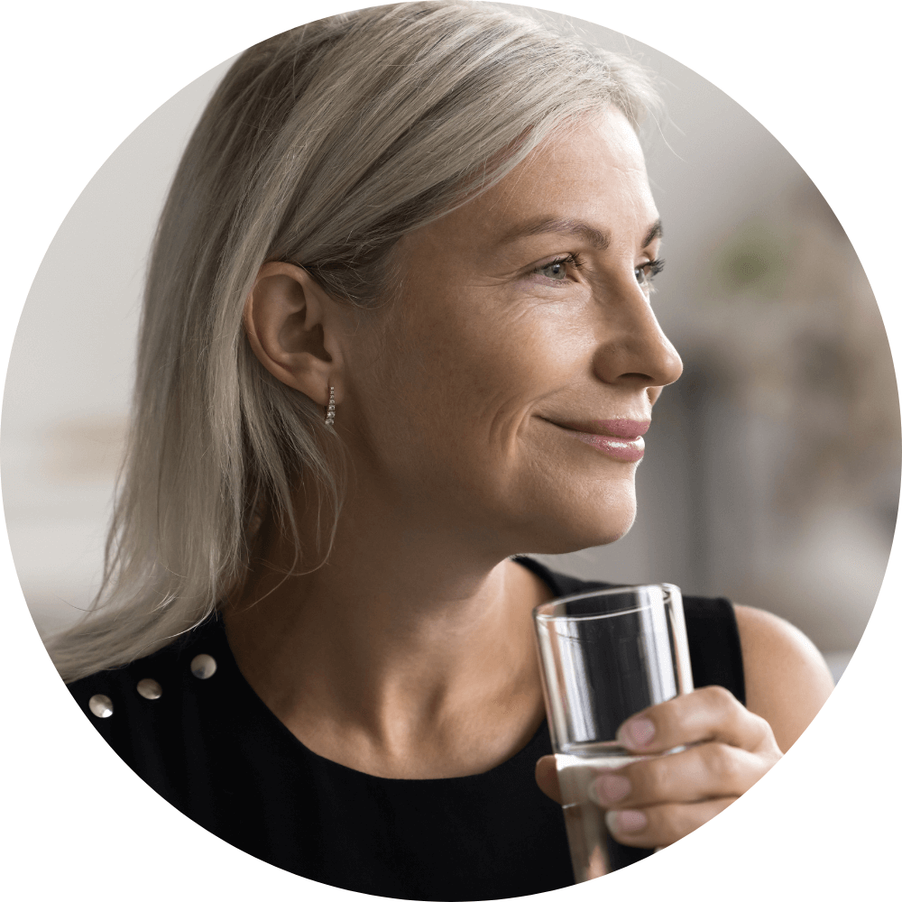 femme sourire bois